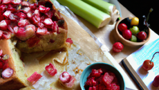 Cake à la rhubarbe et cerises
