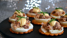Petits toasts aux œufs et sardines citronnées, mayonnaise au Tabasco