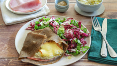 Galette de sarrasin à la raclette et fondue d'endives