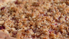 Tarte rhubarbe & framboises et son crumble au pralin