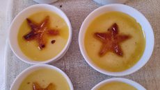 Crème brûlée aux poires en forme d'étoiles