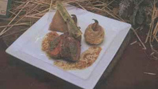 Carré d'agneau du Poitou Charente roulé au  boulgour, croustillant à la confiture d'échalions, risotto couscous-champignons, jus  tranché à l'aillet