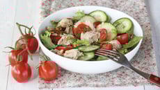 Salade de concombre, tomates et thon