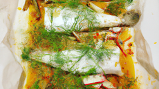 Rougets en papillote assaisonnés de câpres et de fenouil