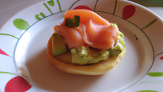 Petit canapé d'omelette à l'avocat et au saumon