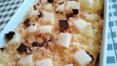 Crumble à l'ananas, coco et chocolat blanc