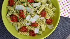 Pâtes spirelli au pesto de ciboulette, basilic, tomates cerise confites et parmesan