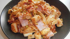 Tagliatelles petits pois, quenelles et jambon
