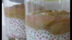 Verrines perlées de coco sous un lit de rhubarbe