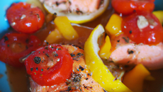 Saumon à la fondue de tomates, poivrons et citron confit.