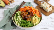 Tofu bowl aux légumes, avocat et tofu épinard noisette teriyaki