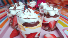 Verrines de fraises et chantilly au chocolat blanc rapides