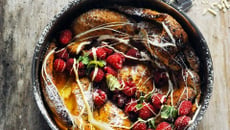 Pancake aux framboises, au chocolat blanc et à la menthe