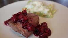 Pavé de cerf sauce aux griottes et gratin de ravioles aux girolles et au chèvre