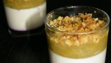 Verrine tonka, rhubarbe, coulis de framboises et crumble de pistaches