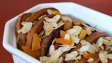 Terrine de pain perdu aux abricots et amandes