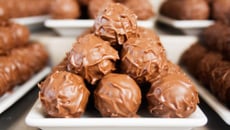 Boules de Noël au chocolat noir et au caramel