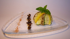 Dôme de courgettes verte et jaune, cabillaud, petits poivrons et piment d'Espelette, vinaigrette d'orange aux olives noires