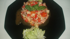 Tartare de surimi et crevettes à l'huile d'olive parfumée vanille.