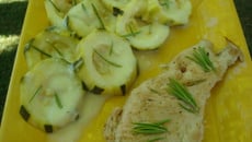 Délice de courgette, accompagnée de sa sauce au chèvre