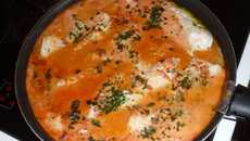 Cabillaud à l'oignon et sauce tomate