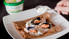 Galette de blé noir et molues marinières au boursin cuisine ail et fines herbes