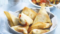 Samossas aux légumes grillés, épices douces et bûche de chèvre Chavroux®