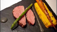 Carottes nouvelles, filet de veau du Limousin basse température, et jus au sésame noir