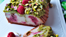Cake marbré framboises et pistaches