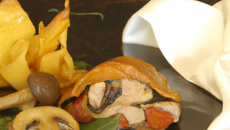 Papillote de mignon de porc farci à la tomme, sauge et girolles