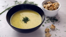 Soupe aux fanes de carottes chaude