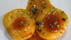 Pêches flambées au Grand Marnier