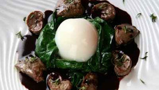 Poêlée d'abats de lapin et œuf poché au serpolet