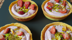 Tartelettes aux fraises et crème aux pistaches