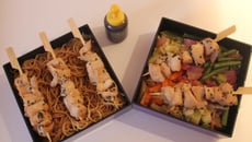 Brochettes de poulet mariné et ses petits légumes