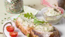 Tartine de pois-camole et citron vert (pois cassés)