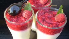 Panna cotta à la gelée de framboises