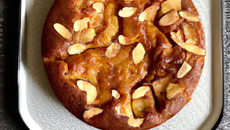 Cake aux pommes caramélisées et aux amandes