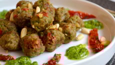 Boulettes au pesto de persil, tomates confites et pignons de pin