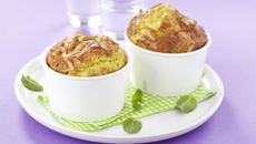 Petits flans soufflés courgettes -menthe-pignons