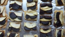 Tarte pomme, boudin et oignons confits