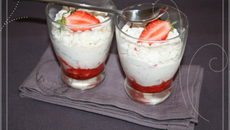 Verrine de crème croquante aux fraises et à la menthe