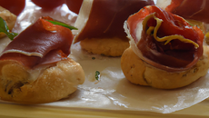 Petits pains aux tomates séchées et speck maison