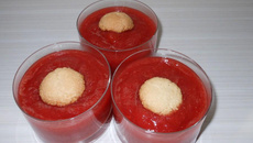 Compote pommes fraises et macarons minute