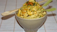 Petits bols chinois aux nouilles, poulet, chou et noix de cajou