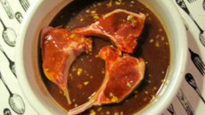 Des cotes d'agneau pour une cuisson rapide et du coca-cola pourquoi pas !