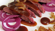 Magret de canard et sa sauce au miel et oignons rouges