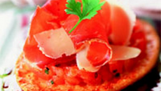 Fine tarte à la tomme de chèvre des Pyrénées, aux tomates crues, jambon et copeaux