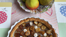 Tarte aux poires, fruits secs et macarons d'Amiens