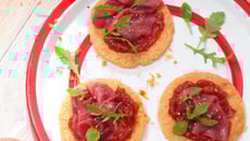 Tartine fine au parmesan, carpaccio de bœuf et ketchup à la sauce Tabasco® rouge